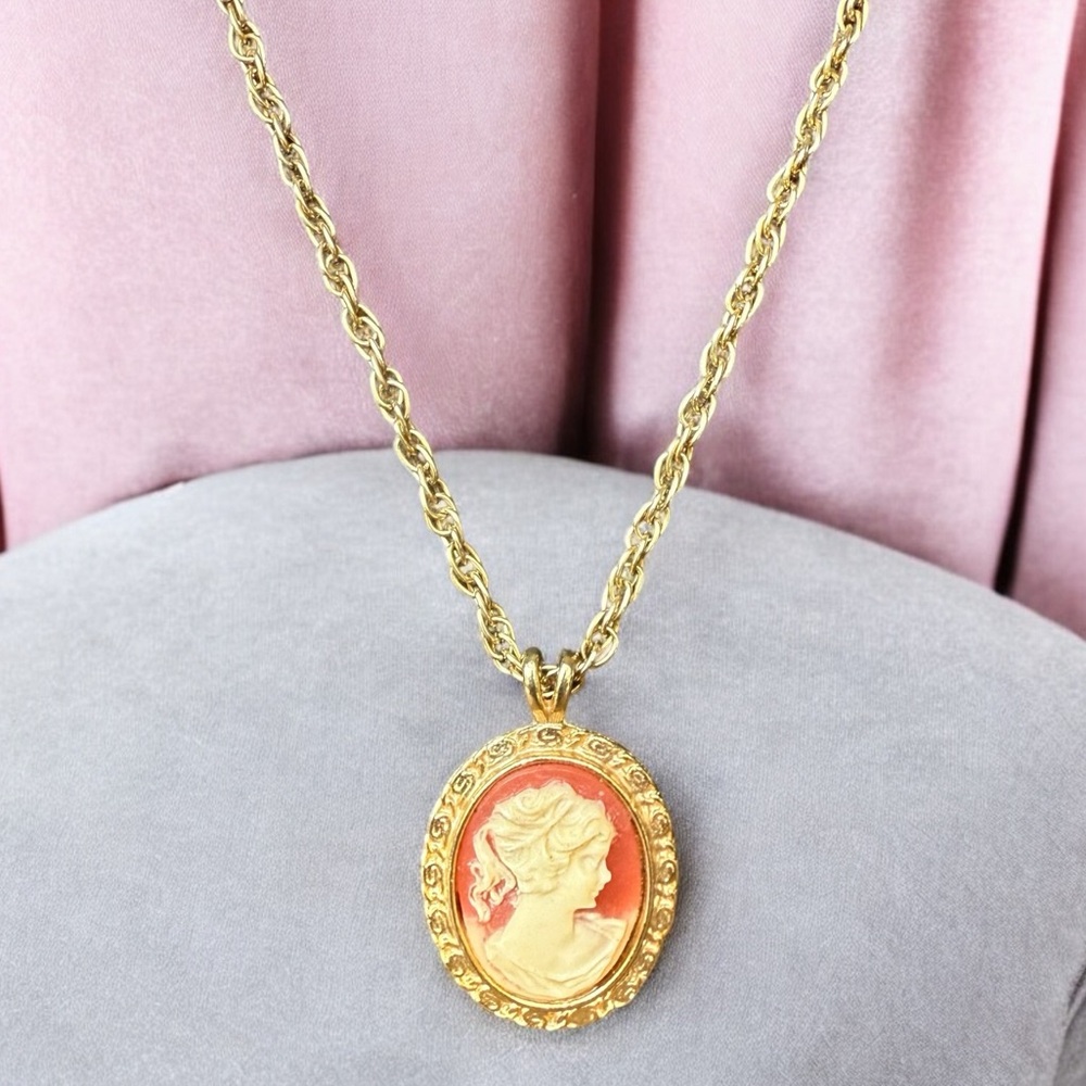 Vintage Resin Woman Lady Cameo Pendant Necklace 24” Gold Tone Chain Unsigned